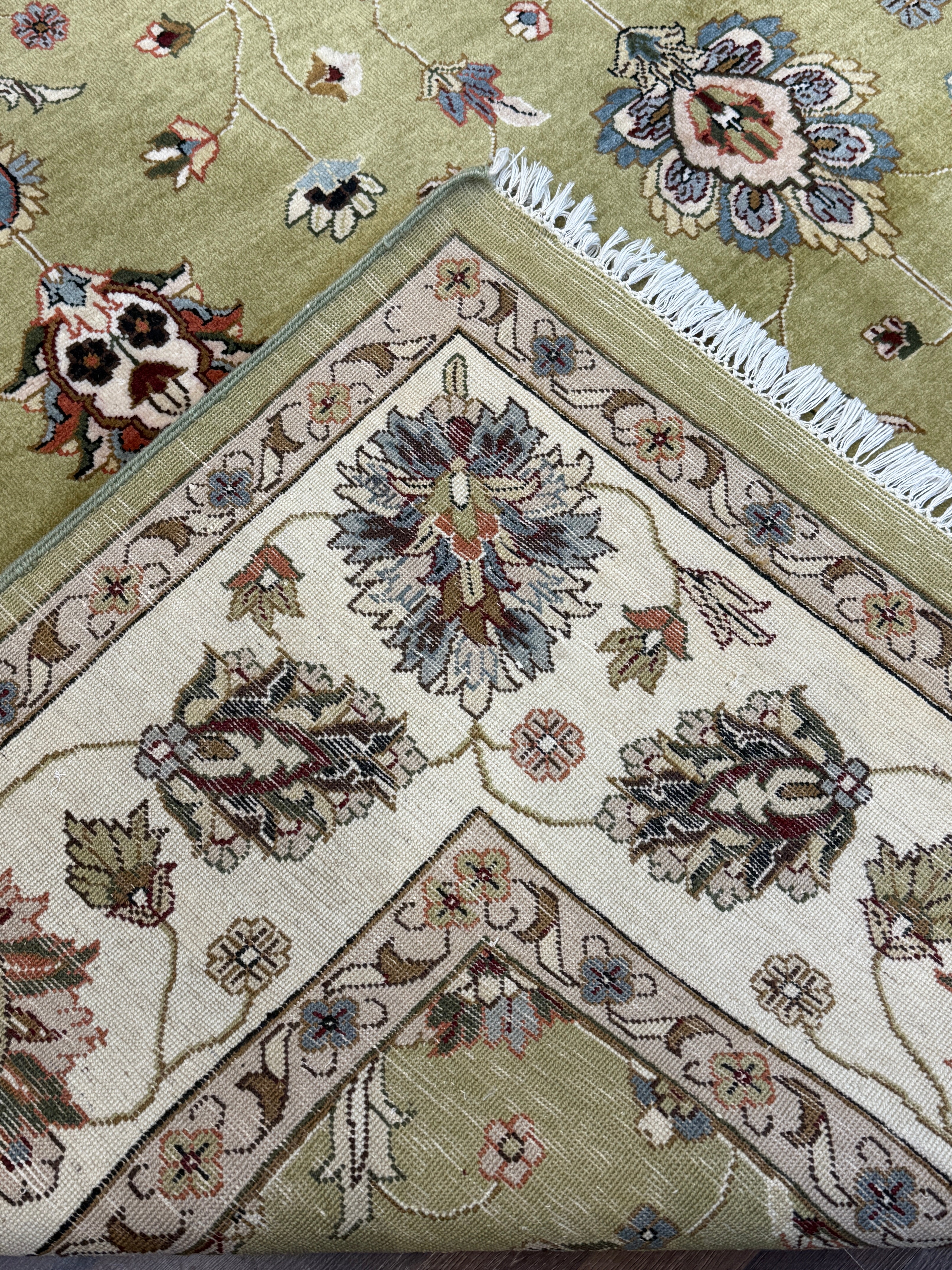 1931 – Traditional Floral Wool Rug