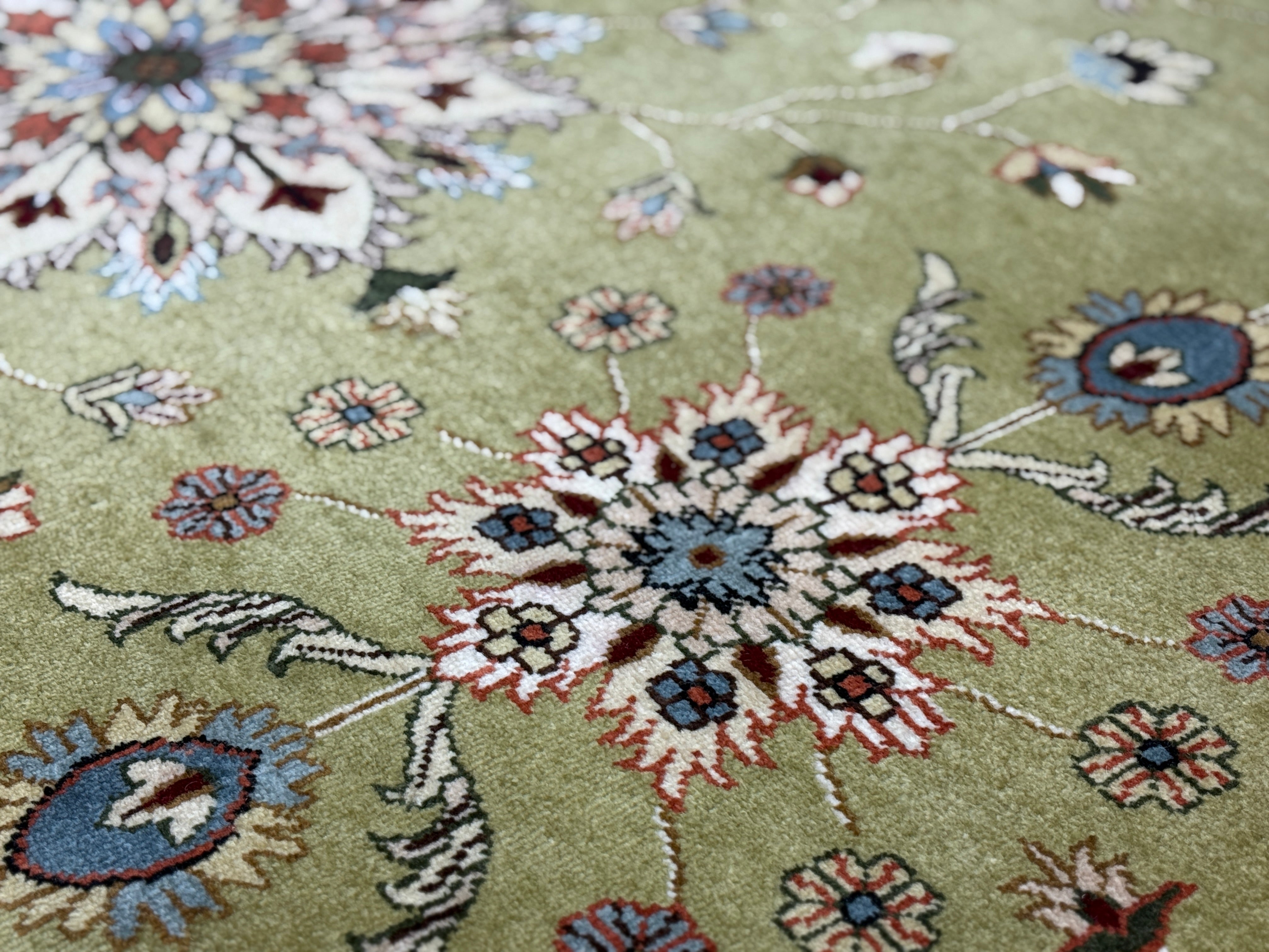 1931 – Traditional Floral Wool Rug